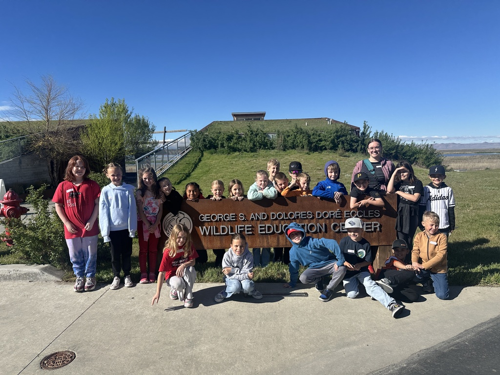 2nd grade students posing for picture at field trip.