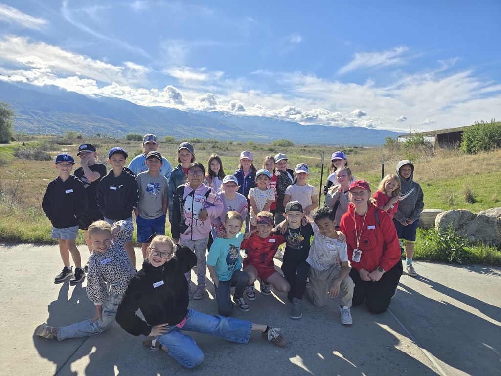 2nd Grade posing for picture at field trip.