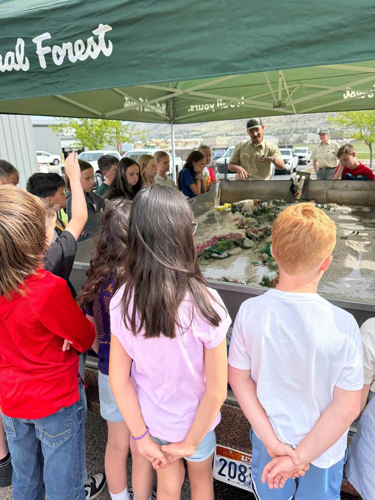 5th grade students learning at the water fair