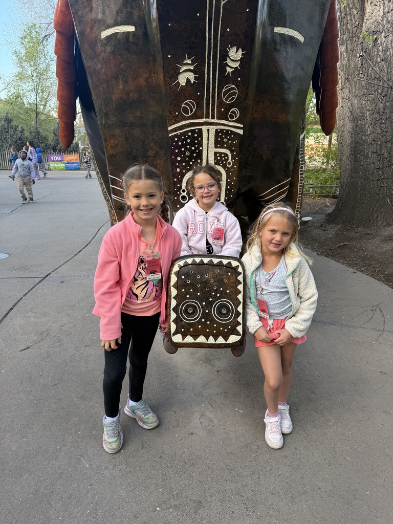 1st Graders posing for a picture at the Hogle Zoo. 