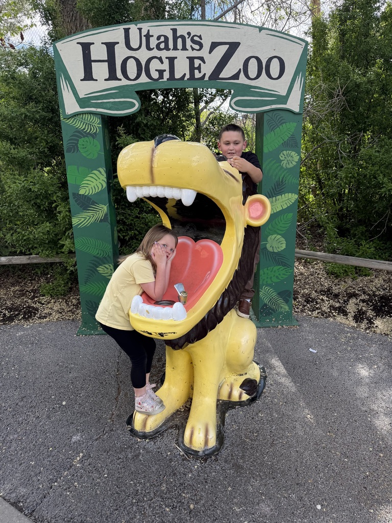1st Graders posing for a picture at the Hogle Zoo. 