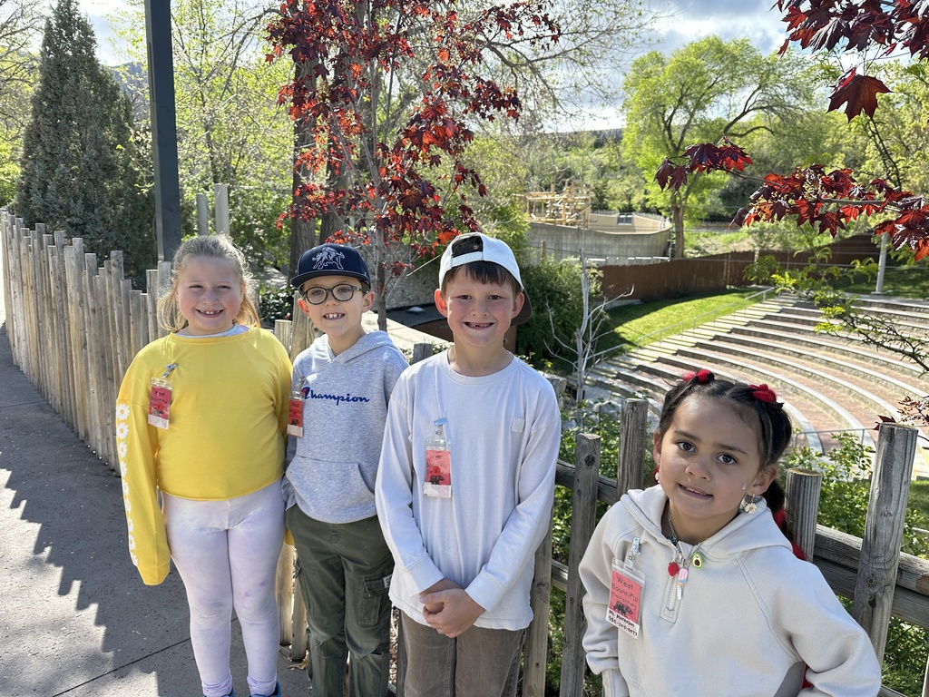 1st Graders posing for a picture at the Hogle Zoo. 