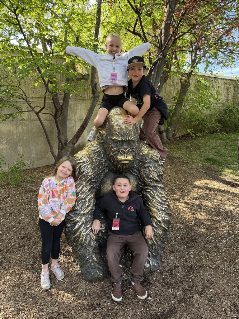 1st Graders posing for a picture at the Hogle Zoo. 