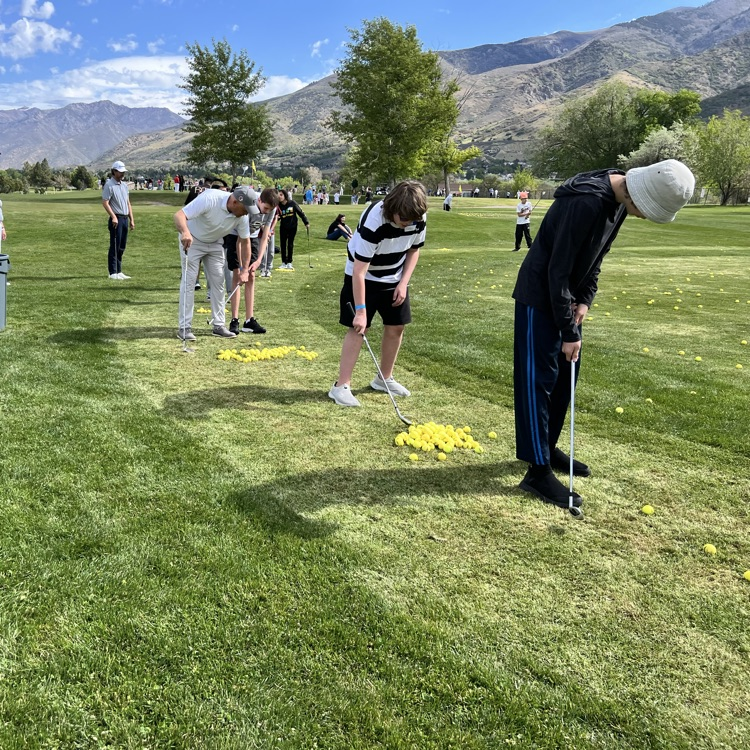 students golfing