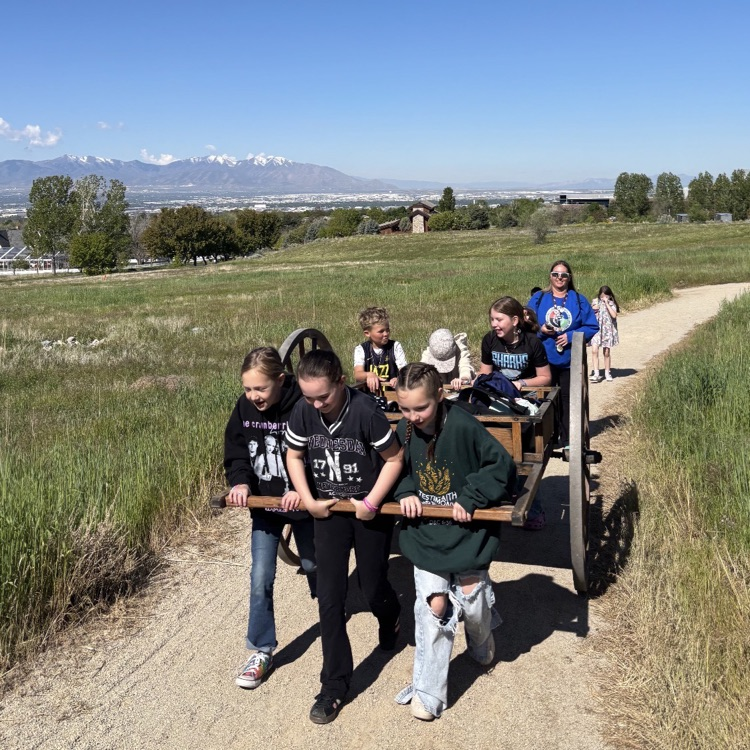 4th graders on their field trip 