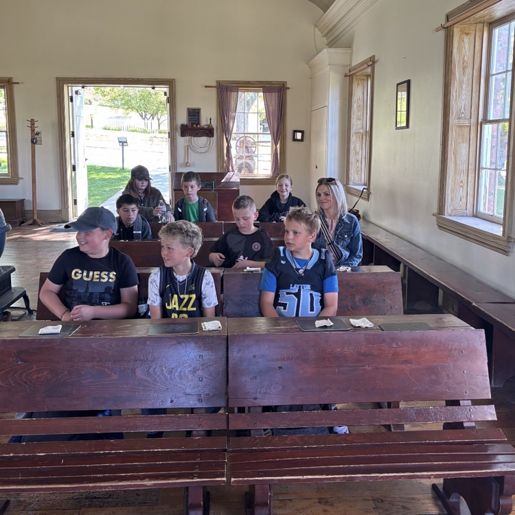 4th graders on their field trip 