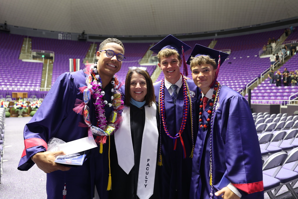 Woods Cross graduates pose with principal, Jo Richins.