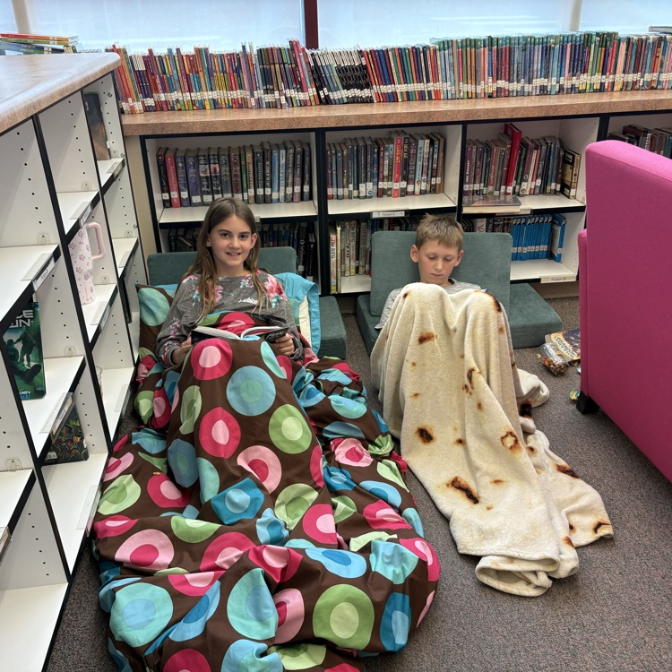 2 kids reading