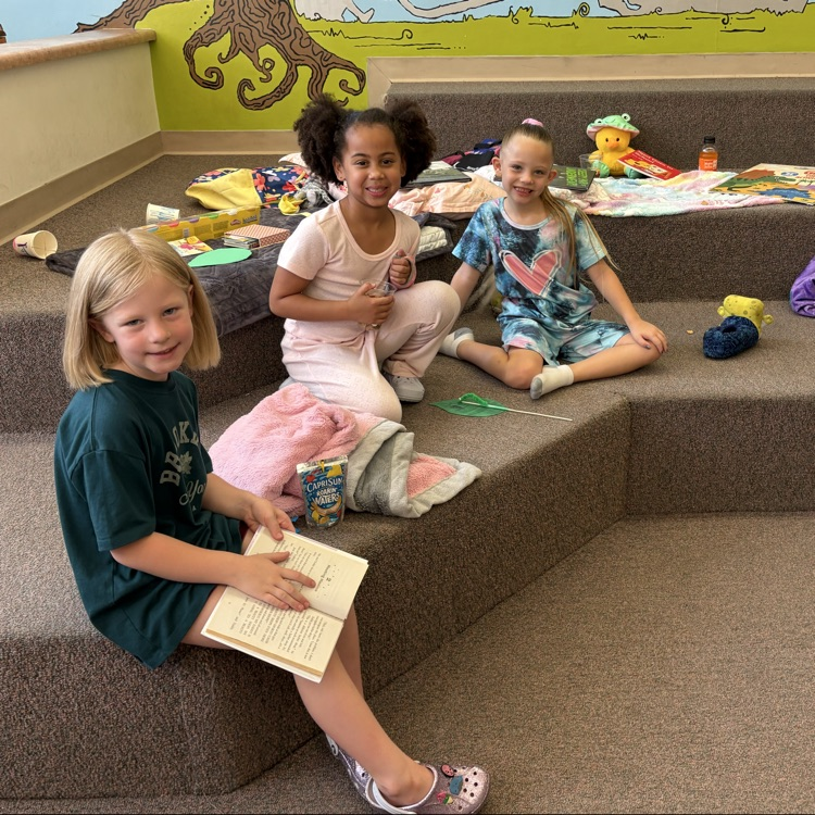 3 girls reading