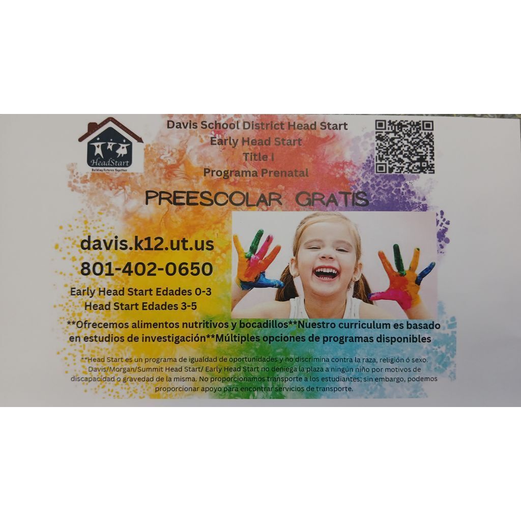 An informational flyer in Spanish for Davis School District Head Start. It states "PREESCOLAR GRATIS," "Head Start Edades 3-5," "Nuestro currículum es basado en estudios de investigación," and "Múltiples opciones de programas disponibles." It provides contact information: davis.k12.ut.us and 801-402-0650. The flyer features colorful paint splashes, the Head Start logo, a smiling child with painted hands, and a QR code.