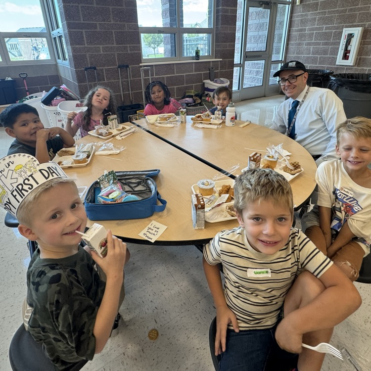 students eating lunch in the cafeteria