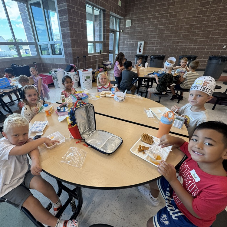 students eating lunch in the cafeteria