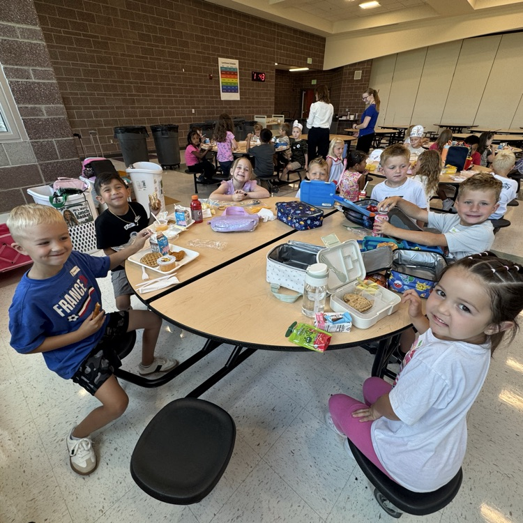 students eating lunch in the cafeteria