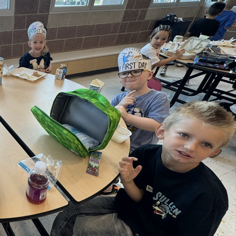 students eating lunch in the cafeteria