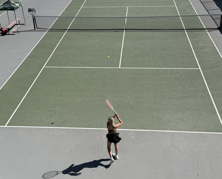 girl playing tennis