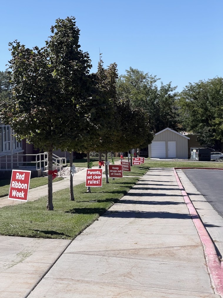Red Ribbon week encouraging signs in front of the school