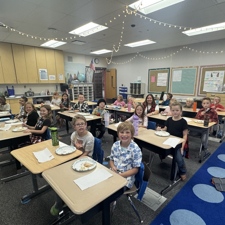 students eating, pancake pancakes