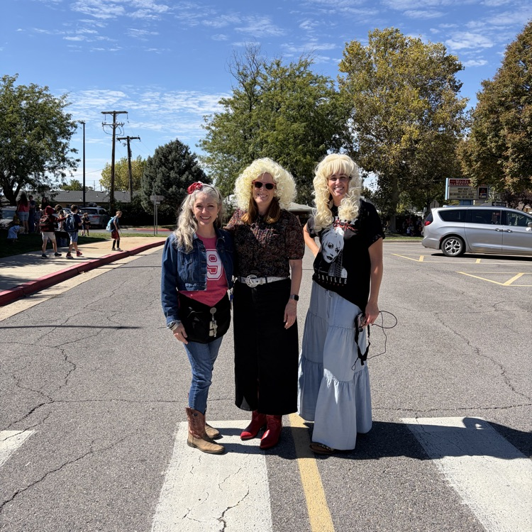 women dressed as Dolly Parton 