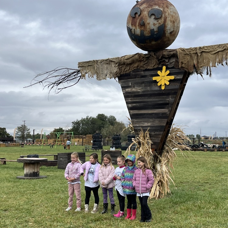 students by scarecrow at field trip
