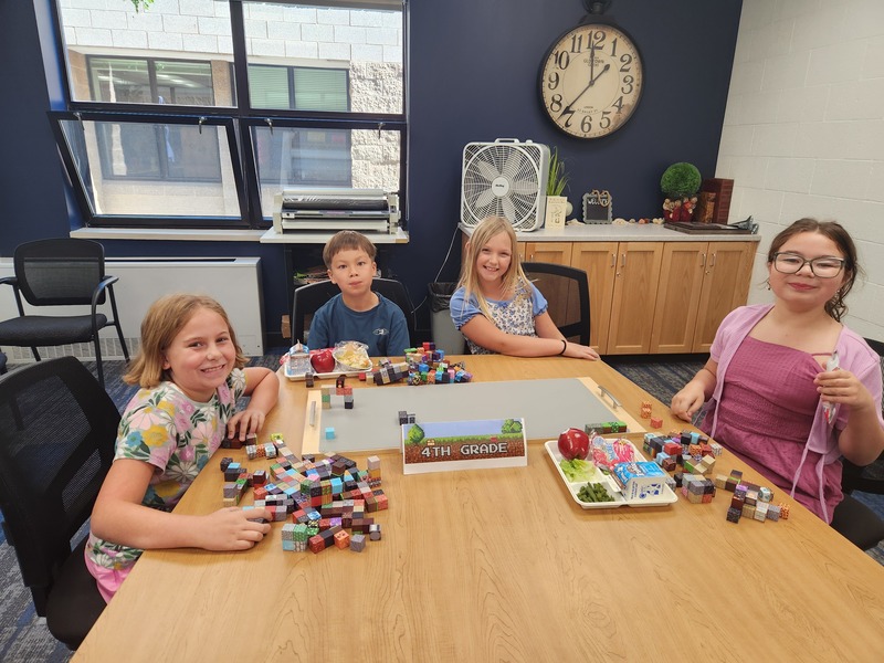 4th graders eating lunch and building with minecraft blocks