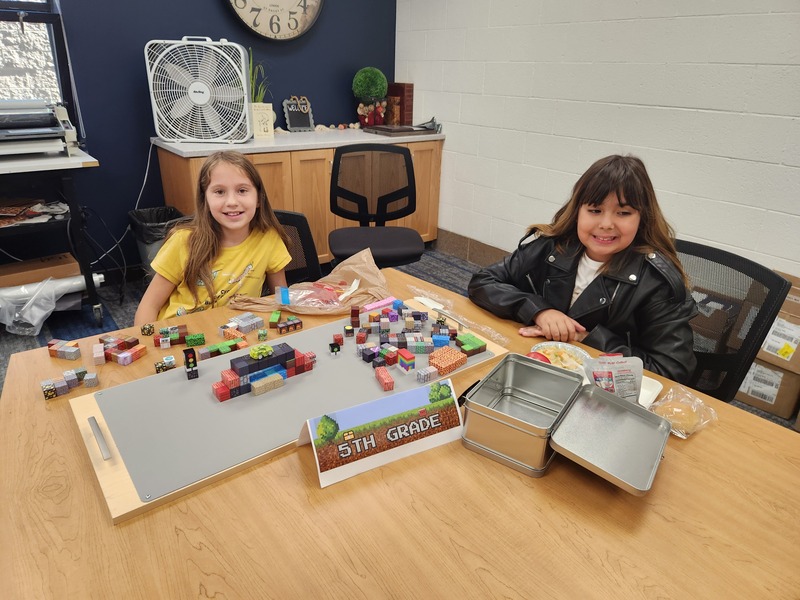 5th graders eating lunch and building with minecraft blocks