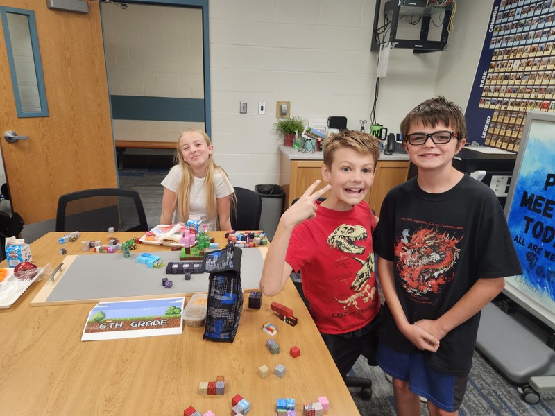 6th graders eating lunch and building with minecraft blocks