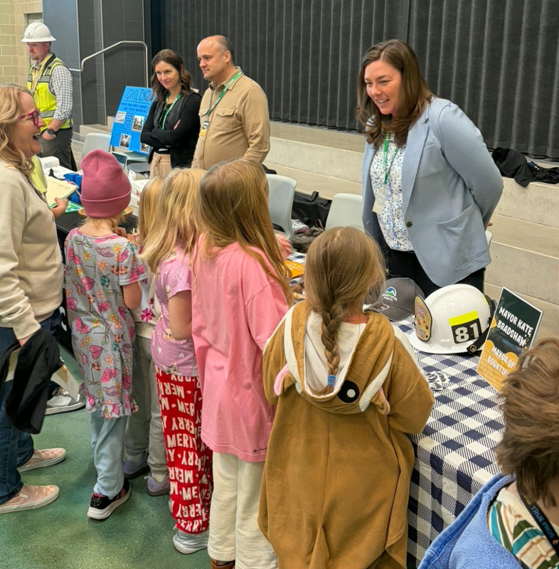Mayor Kate Bradshaw speaks with 4 Bountiful Elementary students at Career Fair