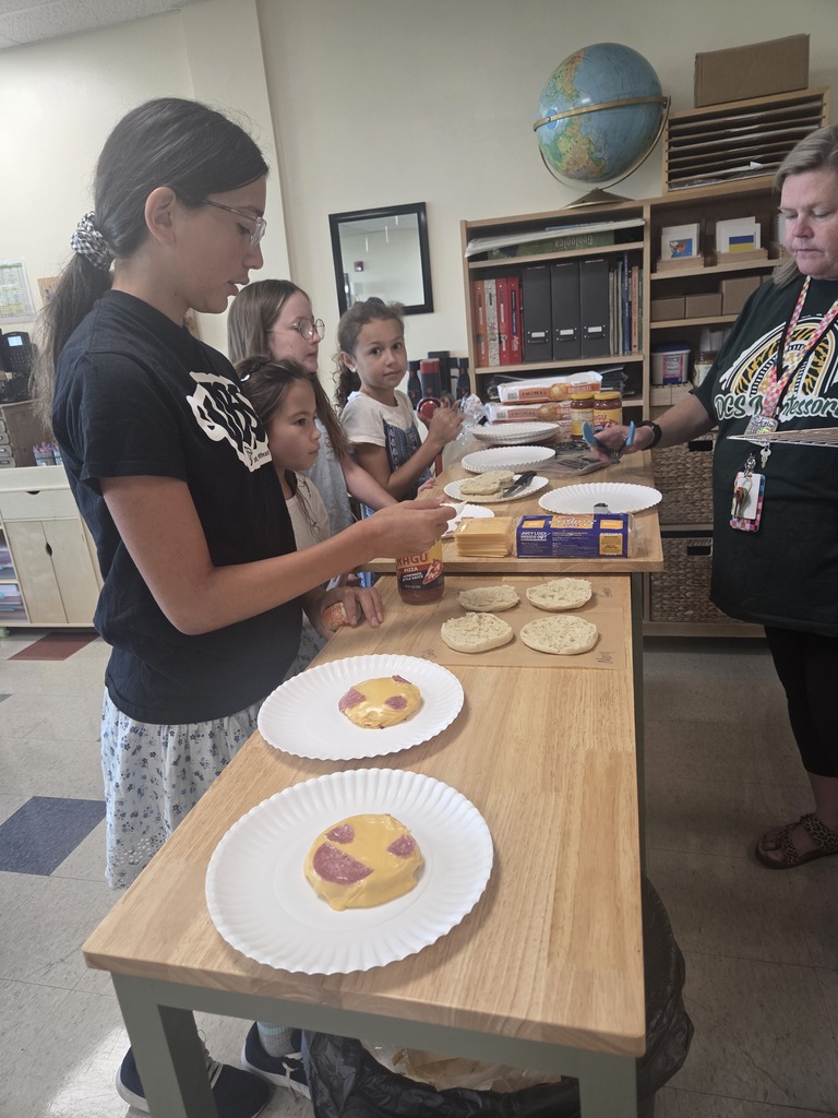 students making pizzas 