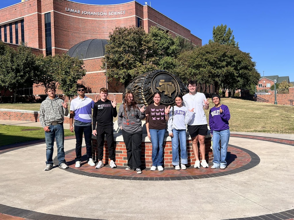 senior group pic on tsu campus tour