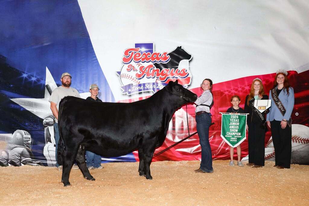 ffa member showing angus and standing with family and two stockshow representatives 