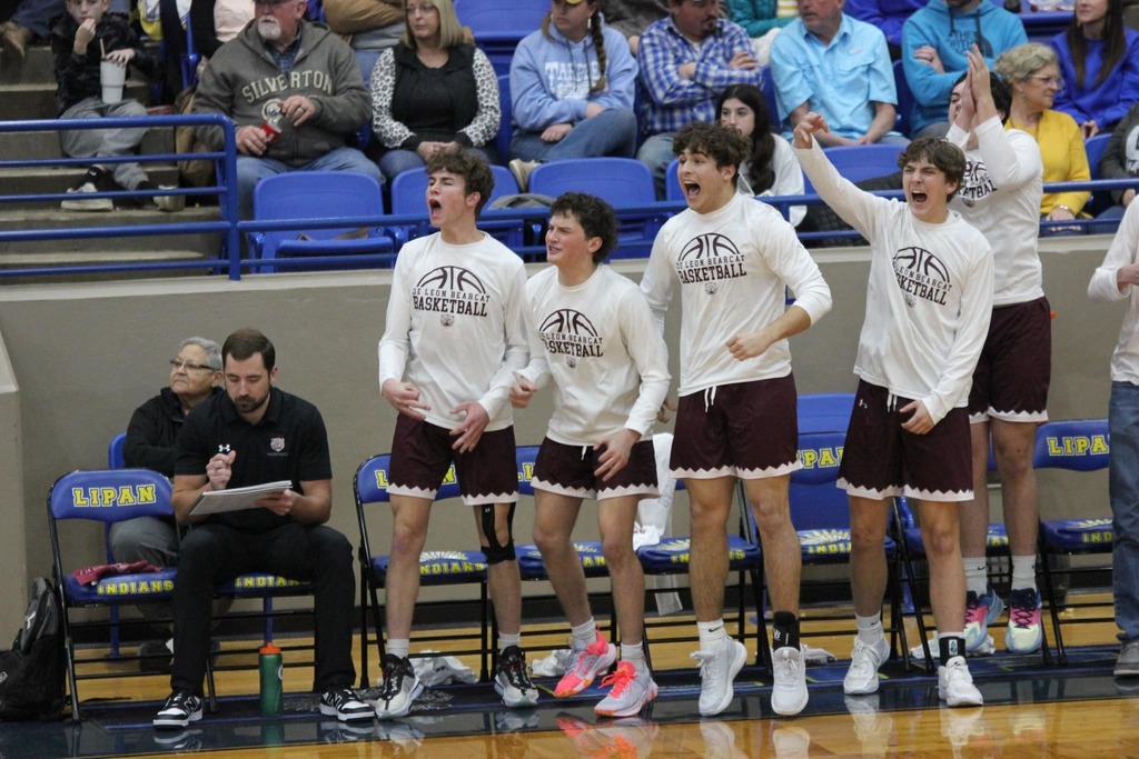 bball team cheering from bench