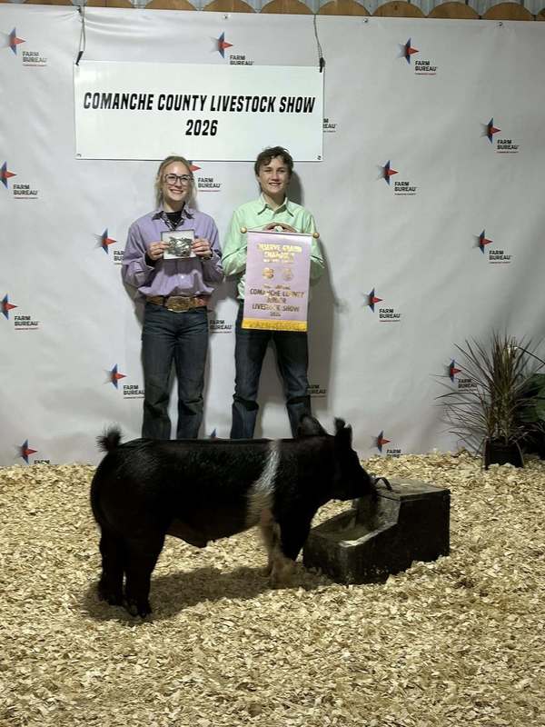 two ffa students with reserve grand champion swine