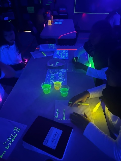 Mrs. Hanney's Science Class Glow Day  Fun!