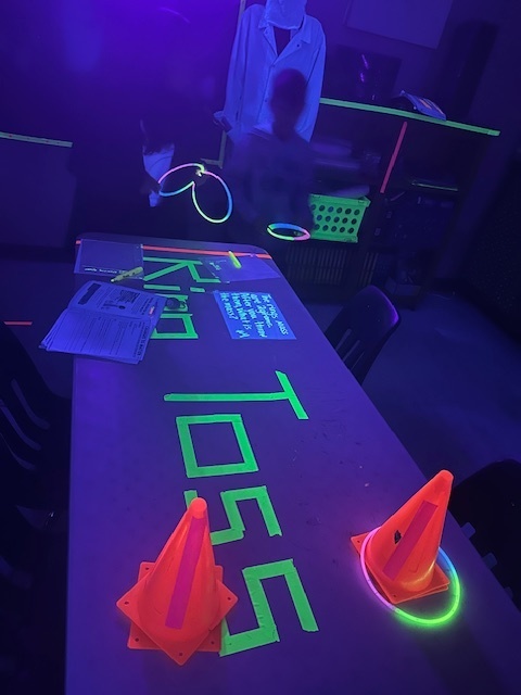 Mrs. Hanney's Science Class Glow Day  Fun!