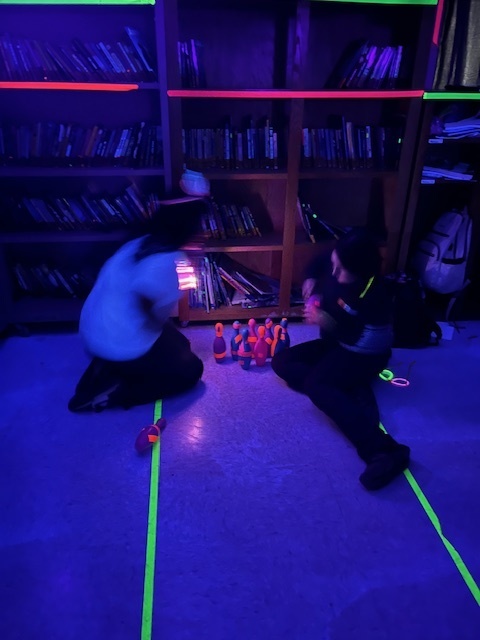 Mrs. Hanney's Science Class Glow Day  Fun!