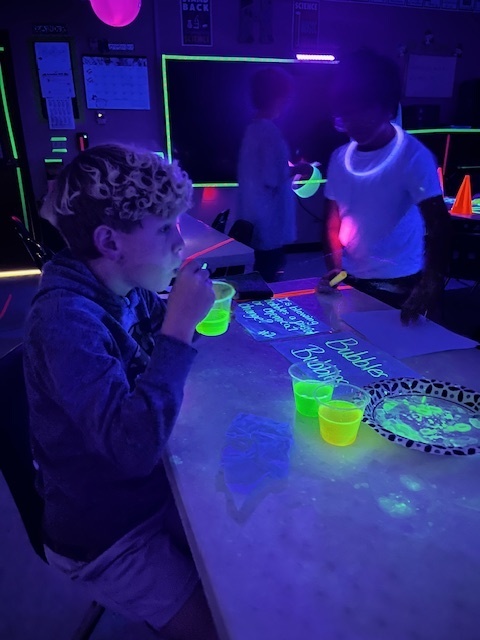 Mrs. Hanney's Science Class Glow Day  Fun!