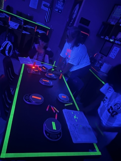Mrs. Hanney's Science Class Glow Day  Fun!