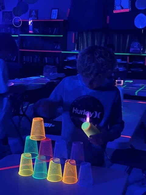 Mrs. Hanney's Science Class Glow Day  Fun!