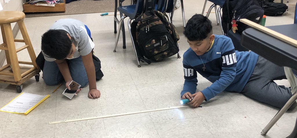4th grade science class using lightwaves.