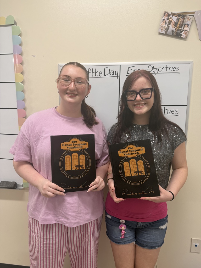 Picture of two DHS students hlding the new yearbooks