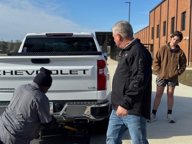 Jeff Lynn from Delta Tire works with an 8th grade student.