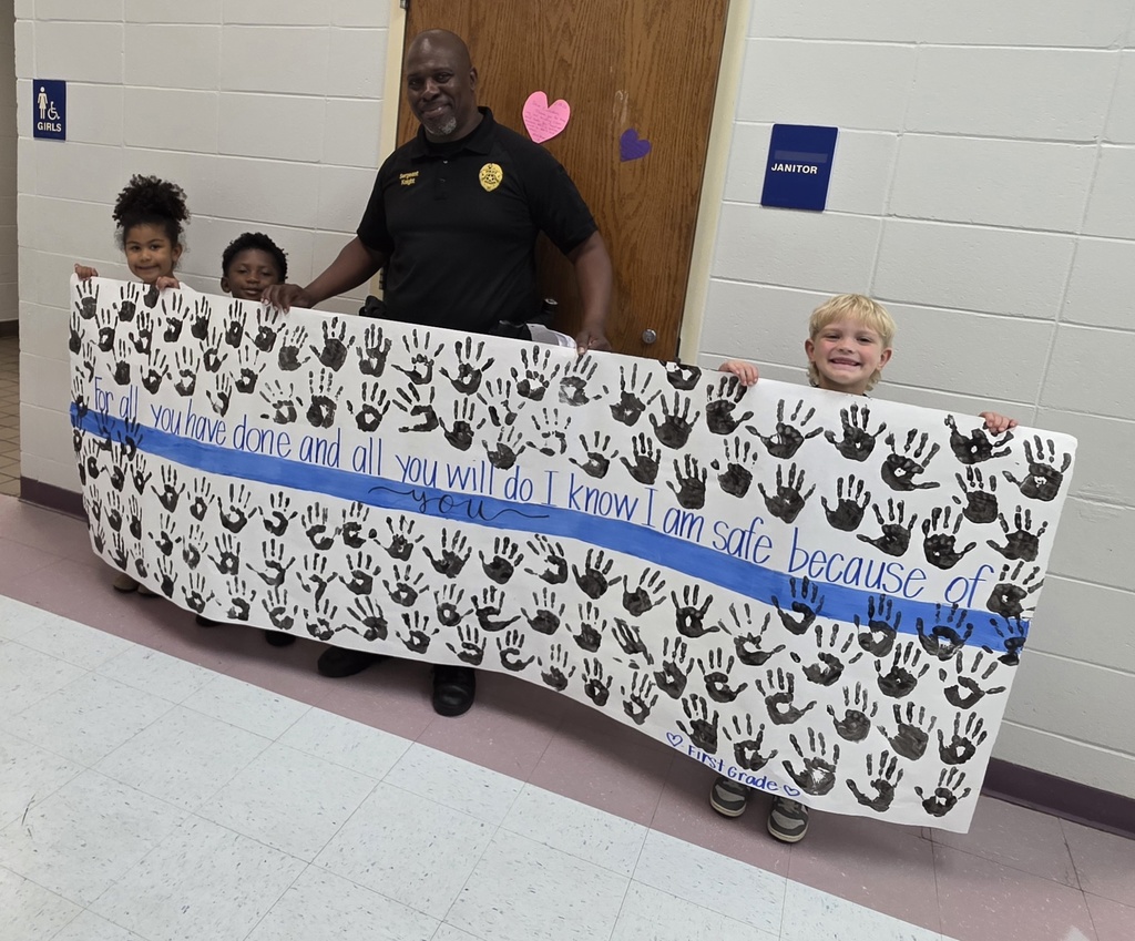 Picture of first graders with officer Knight
