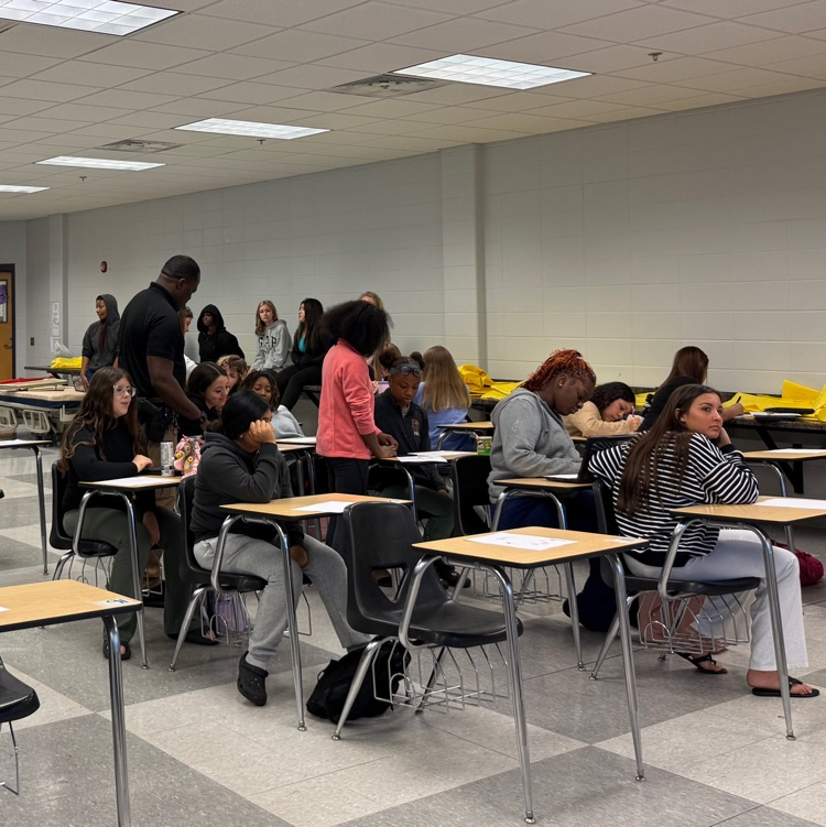 Mrs. Hayes’ Introduction to Healthcare class teamed up with Officer Akins’ Introduction to Law class to teach students about fingerprinting and its importance in both healthcare and law enforcement