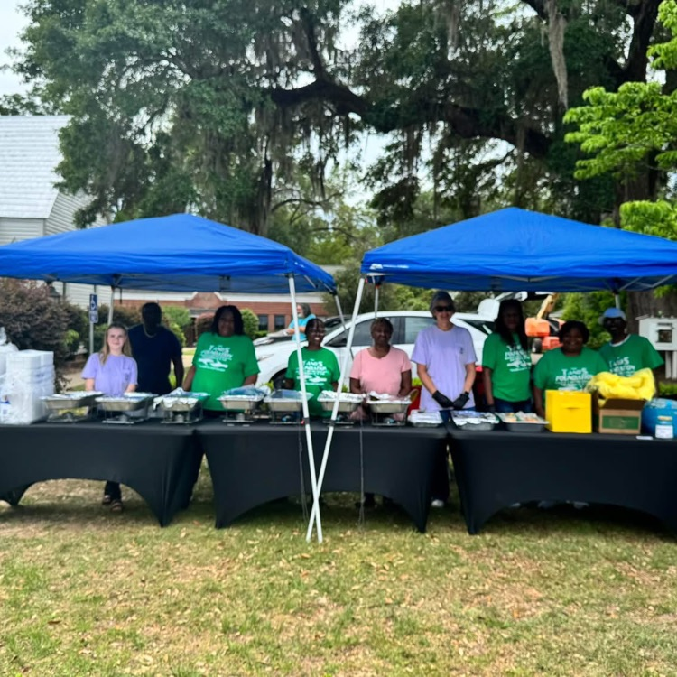 Anchor Club members Angie Dominguez and Isabella Anderson and sponsor Dr Chambers helped the T & S Foundation with the Community Feed today. 