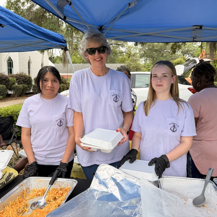 Anchor Club members Angie Dominguez and Isabella Anderson and sponsor Dr Chambers helped the T & S Foundation with the Community Feed today. 