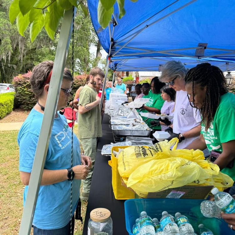 Anchor Club members Angie Dominguez and Isabella Anderson and sponsor Dr Chambers helped the T & S Foundation with the Community Feed today. 