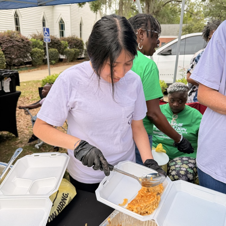 Anchor Club members Angie Dominguez and Isabella Anderson and sponsor Dr Chambers helped the T & S Foundation with the Community Feed today. 