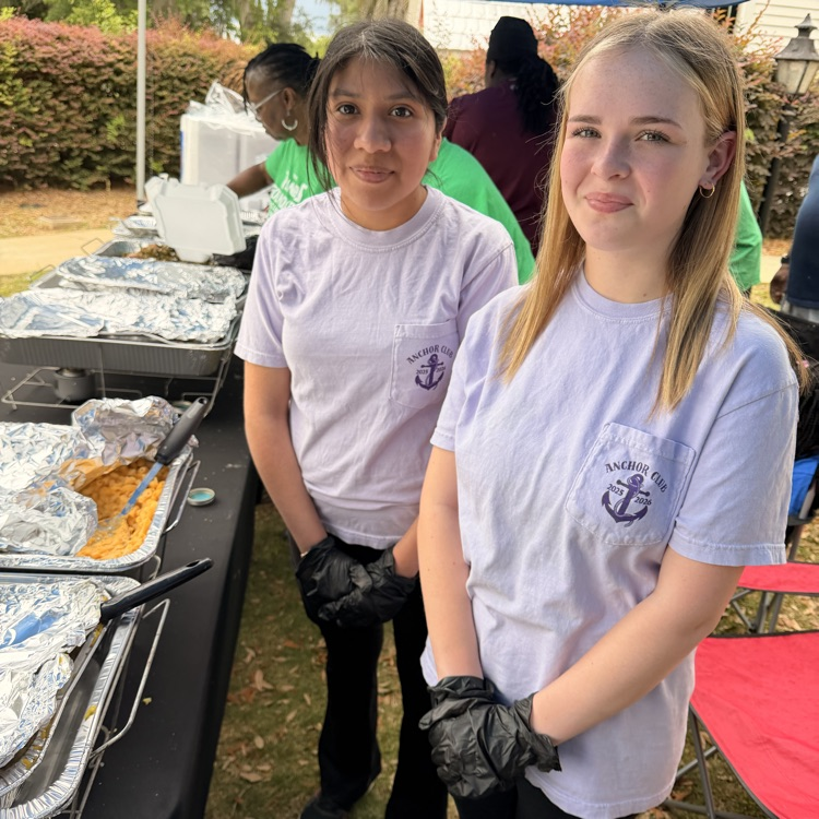 Anchor Club members Angie Dominguez and Isabella Anderson and sponsor Dr Chambers helped the T & S Foundation with the Community Feed today. 
