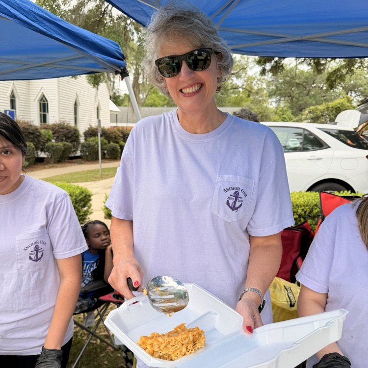 Anchor Club members Angie Dominguez and Isabella Anderson and sponsor Dr Chambers helped the T & S Foundation with the Community Feed today. 