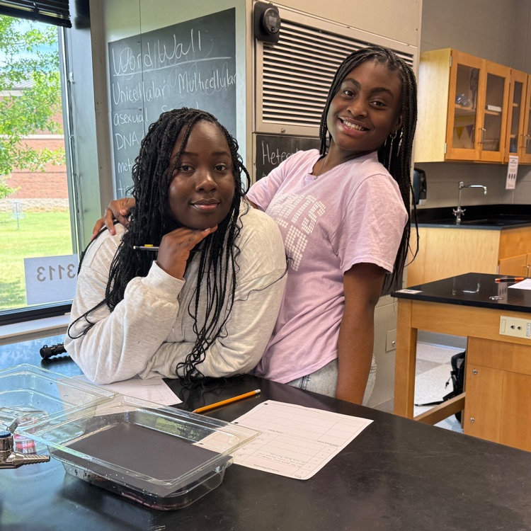 Biology students got hands-on experience exploring the characteristics of life! Students used both a model and a live worm to observe, identify, and connect the characteristics that all living organisms share.
